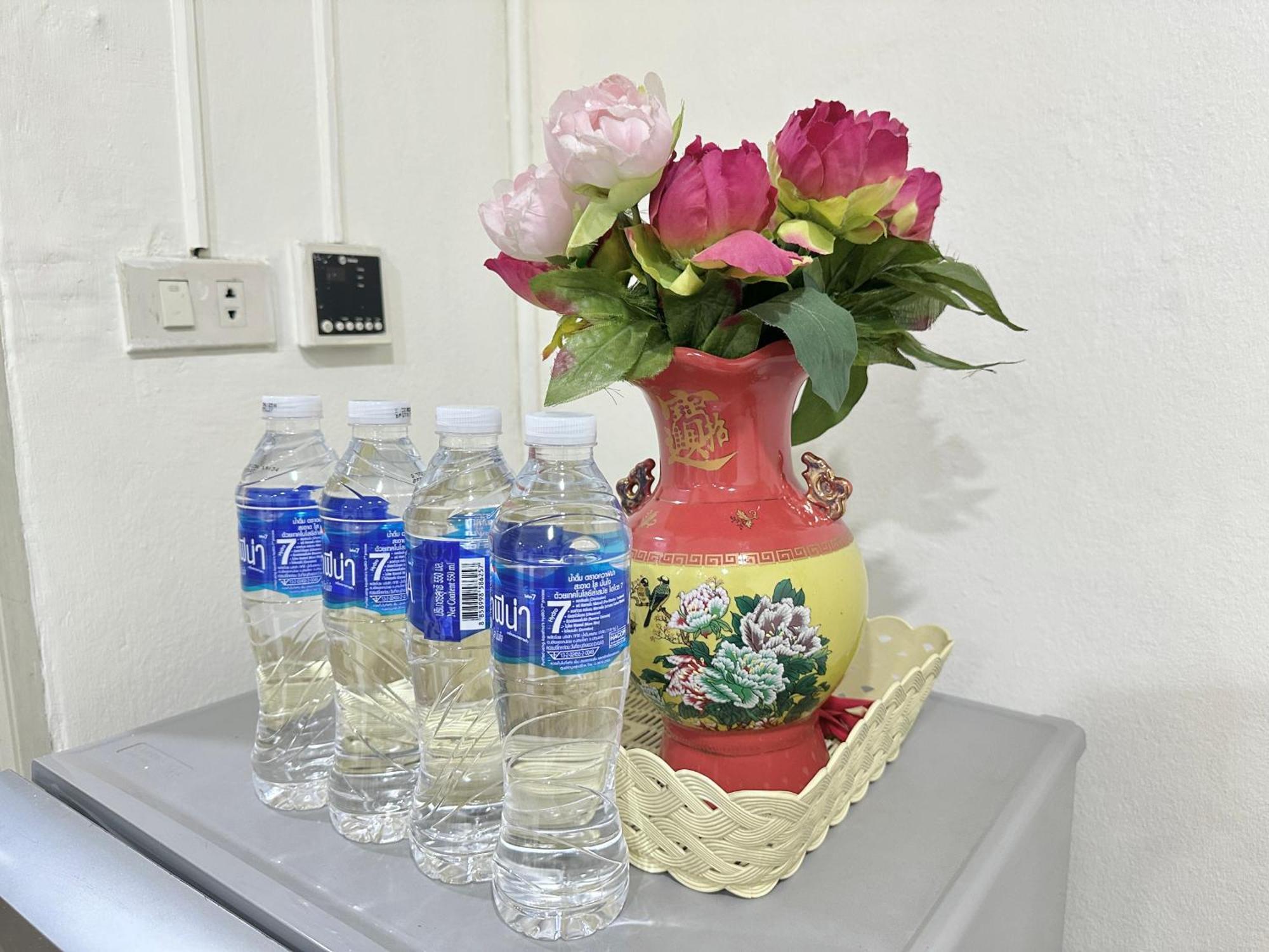 Longzhu Guesthouse Bangkok Bagian luar foto