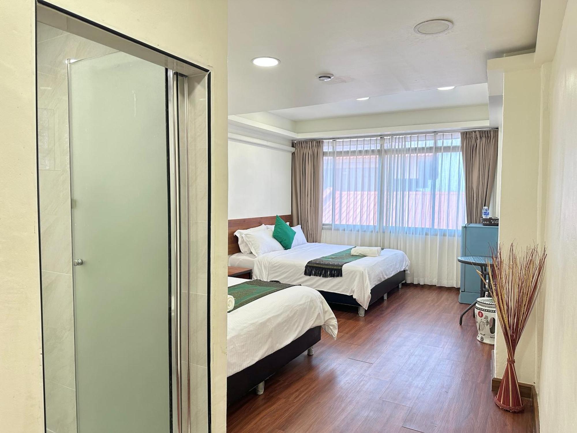 Longzhu Guesthouse Bangkok Bagian luar foto