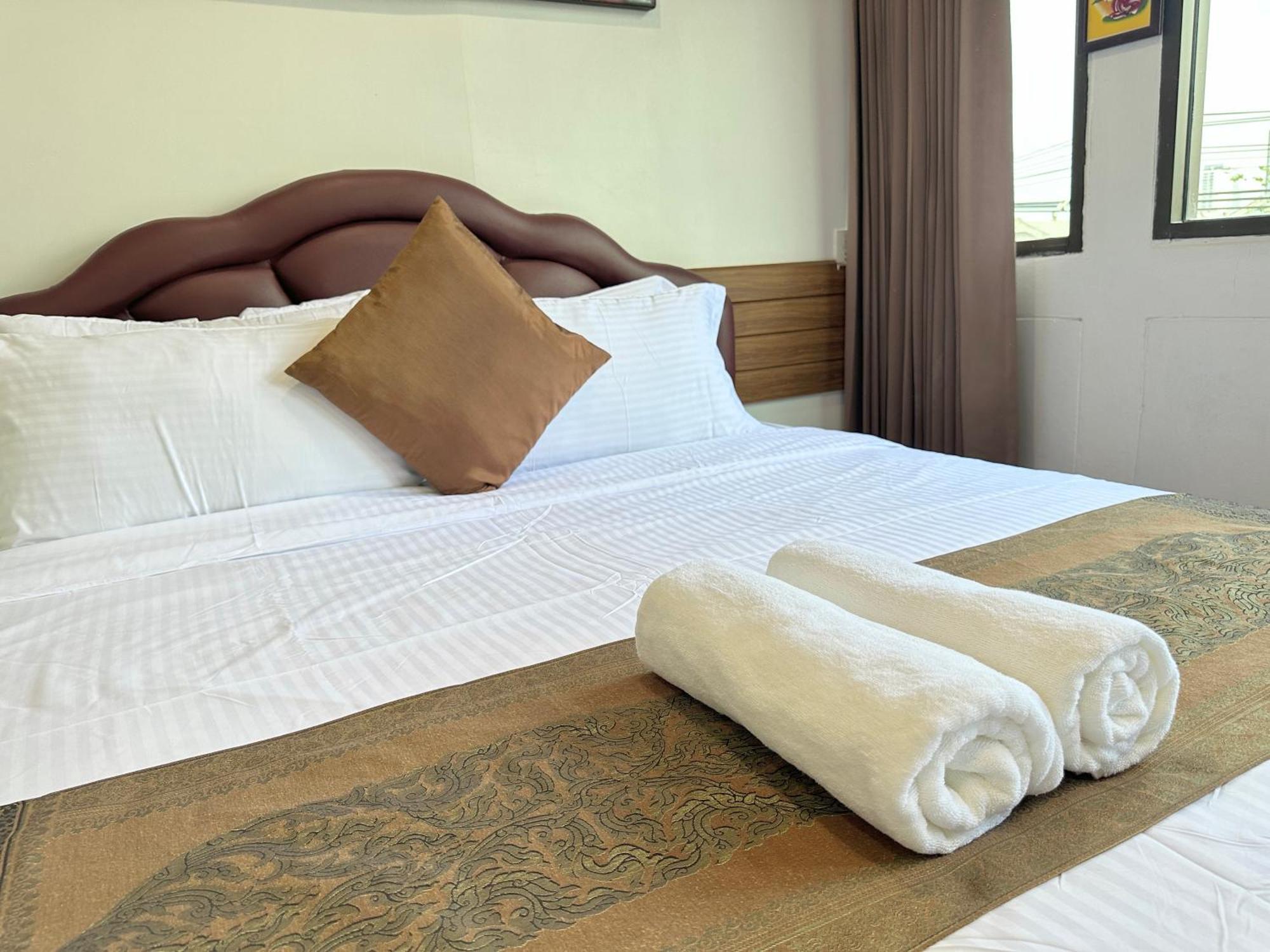 Longzhu Guesthouse Bangkok Bagian luar foto