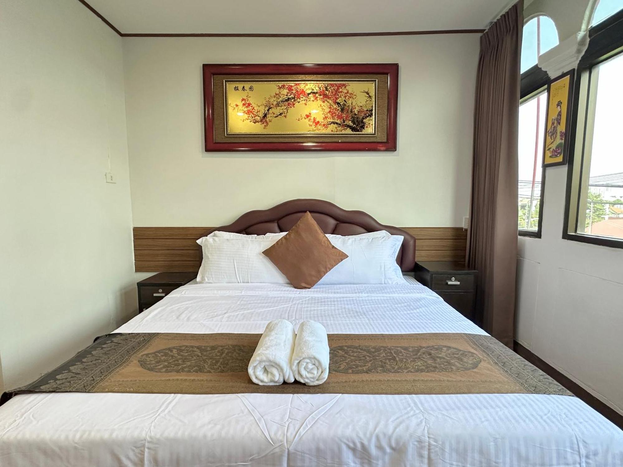 Longzhu Guesthouse Bangkok Bagian luar foto